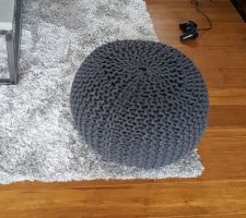 Nouveau pouf (2 autres, l'un gris clair et l'autre écru, arrivent).