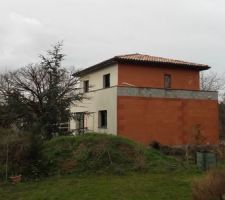 Enduit gratté en cours façade sud.
PRB Blanc de la côte
PRB Gris Caucase (sera peint plus tard)