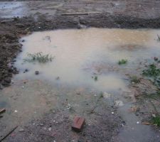L'eau descend et je pense qu'il faudra encore prendre d'autres dispositions pour la détourner!!!merci les ABF!!