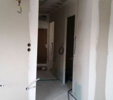 Pose des gaines et des  troues pour les diff&eacute;rentes prises et de l entr&eacute;e en passant par la buanderie &agrave;  la cuisine