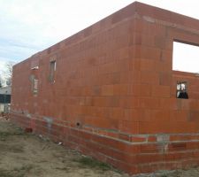 15 Janvier 2017, les murs sont montés !!!
Arrière de la maison (de gauche a droite): Garage, Cellier et Chb 1