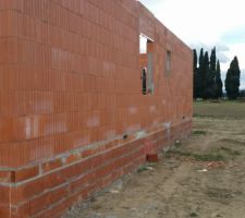 15 Janvier 2017, les murs sont montés !!!
Côté droit de la maison (garage et cellier)