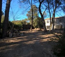 Emplacement de la future piscine au niveau des rochers