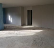 Vue du séjour et de la cuisine (au fond à gauche)
