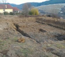 Plan large, orientation Sud-Est. A gauche l'emplacement du carport, au milieu le RDC et au fond l'emplacement du garage.