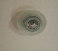 Les spots de la salle de bains.