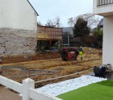 Le technicien avec sa chenillette pour sonder le sol