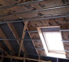 Aménagement des combles en cours.
Isolation des plafond avec de la laine de verre de 200 mm , 240 mm dans les rampants et 120 mm dans les murs.
Instalation d'un part air