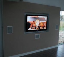 Mur du LCD avec enceintes intégrées