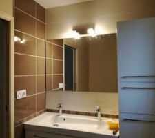 Sdb étage avec miroir et éclairage