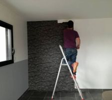 Monsieur en pleine pose de papier peint