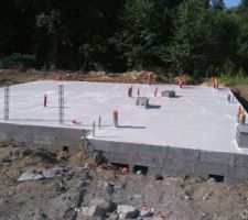 Dalle coulée avant la fermeture estivale de l'entreprise du constructeur. Le temps de laisser sécher !