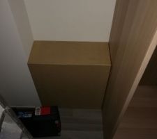 Petit caisson amovible tout simple en MDF à peindre pour cacher le vilain collecteur de chauffage au sol dans le dressing.