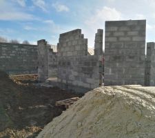 La vague de froid est enfin terminée !! Les murs prennent forme !!