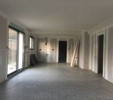 Pièce à vivre, premier ragréage avant serpentins et chappe liquide