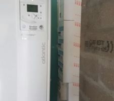 La PAC se trouve juste devant le coffret electrique (20cm)