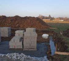 Fondations coul&eacute;es, parpaings livr&eacute;s