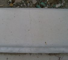 Voici la fissure sur le seuil de la baie vitr&eacute;e...