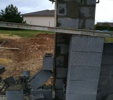 4ème jour d'élévation des murs.
Mur coté terrasse.. Les murs de la baie vitrée qui tient avec les parpaings ..