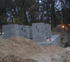 Les murs se montent.