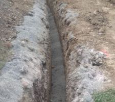 ENV 130M DE VRD 90 m de chemin plus 40m pour arriver a la maison
heureusemnt il y avait assez de pente pour le tout a l egout