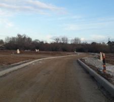 3 février, les travaux du lotissement continuent. La route est délimitée par les trottoirs.