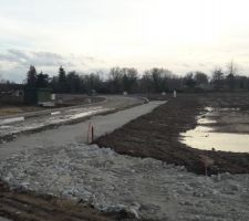 3 février, les travaux du lotissement continuent. La route est délimitée par les trottoirs.