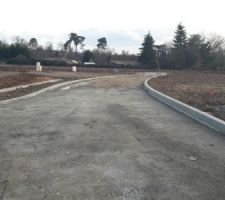 3 février, les travaux du lotissement continuent. La route est délimitée par les trottoirs.