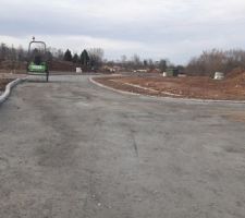 3 février, les travaux du lotissement continuent. La route est délimitée par les trottoirs.