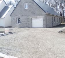 Accès de la maison avec 28 tonnes de durite pour que le carreleur puisse y accéder sinon il refusait d'y travailler (trop de gadoue à priori!)