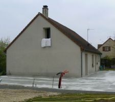 Vue du pignon nord-est et de l'arri&egrave;re de la maison dont la terrasse sera couverte et ferm&eacute;e.