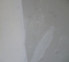 Trace de pas sur mur vertical (rampant escalier)