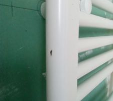 Sèche serviette neuf qui était emballé à la livraison. Après déballage, surprise un impact!