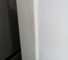 La quasi totalité des montants de portes sont fendus (ébréchés)