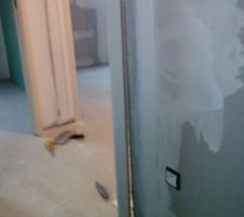 Porte de chambre qui ne fermait pas. Après reprise de l'écartement des montants de porte (en cours sur la photo): miracle, elle ferme correctement!