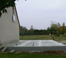 Vue en façade du pignon nord-est. Emplacement du futur garage prévu pour 2 voitures côtes à côtes, entrées face à ce pignon.