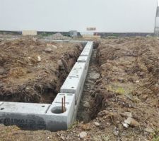 Une fois les semelles coulées, 2 rangs de parpaings ont été montés. on voit les espaces, j'imagine pour passer les vrd.