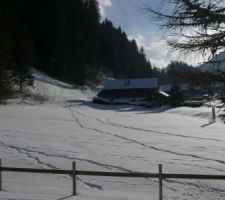 Depuis la terrasse du voisin : le terrain enneigé ; la panneau y est !