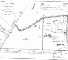 Le terrain en haut et le chemin d'accès