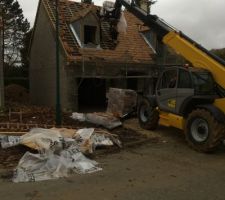Vue de l'avant de la maison 
Fin des tuiles