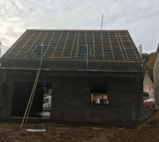 Vue de l'arrière de la maison 
Debut des tuiles