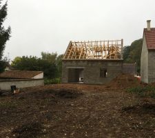 Fin de la charpente et remblai a l'arrière de la maison