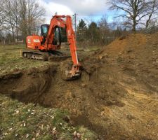 Terrassement en cours avec une pelle de 8 tonnes
