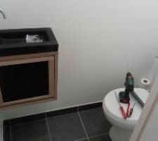 Petit lave-main installé et fonctionnel.
La crédence sera la même que celle installée dans la salle de bain de l'étage.