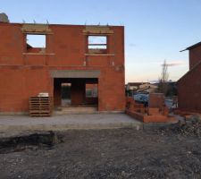 Etage monté, côté jardin (ouest). A droite le futur garage.