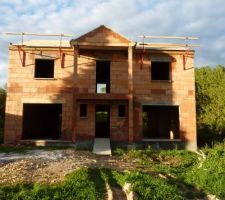 Vue de face de la maison avec la charpente
