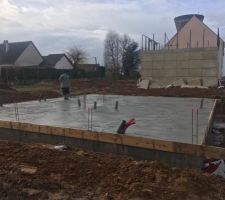 Voil&agrave; la dalle du vide sanitaire est termin&eacute; plusqu'a laisser s&eacute;cher. 
Maintenant reprise du chantier lundi 13/02 pour commencer a monter les murs.
SUPER sa avance.
Les ma&ccedil;ons nous on dit d'i&ccedil;i 3 semaines la carcasse devrait &ecirc;tre faites.