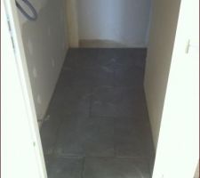 9 septembre : carrelage du placard sous l'escalier.