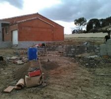Apr&egrave;s une semaine de pluie les ma&ccedil;ons sont l&agrave; et le vide-sanitaire monte :)