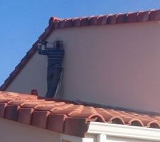 Perçage du mur pour l'antenne TV